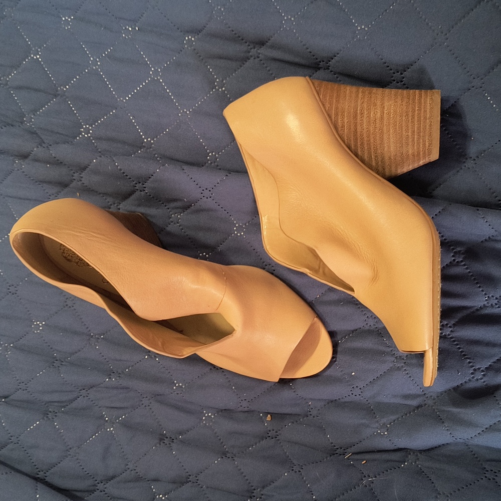 Vince Camuto Elegant Tan Leather Mules